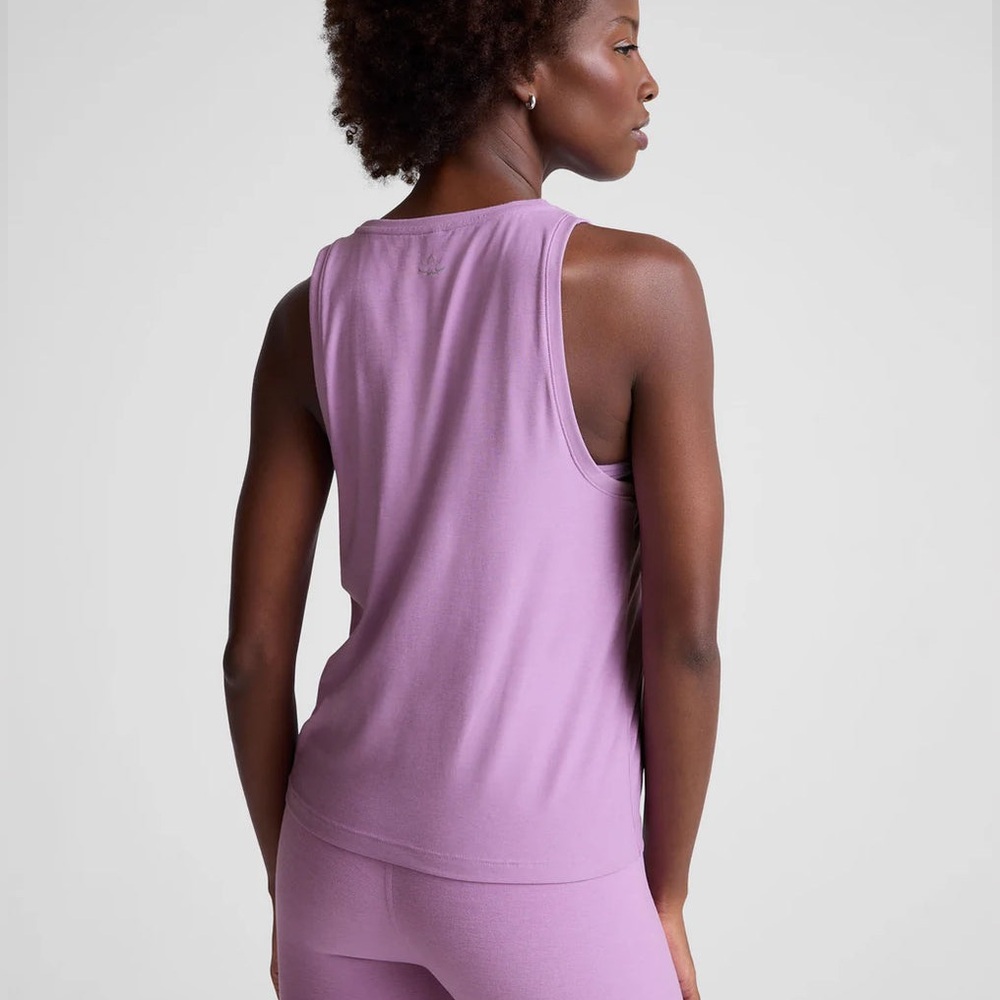 Beyond Yoga Featherweight Rebalance Tank - Picture 2 of 3